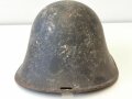 Luftschutz Stahlhelm , Niederländischer Stahlhelm, Luftschutzblau lackiert und mit Emblem versehen. Ungereinigtes Stück, das Hakenkreuz vollständig erhalten