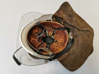 Deutschland nach 1945, Kunststoffhelm mit Visier Feuerwehr, ungereinigtes Stück