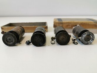 4 Stück Druckzünder 35 der Wehrmacht in der originalen Umverpackung aus Pappe. Das Zündhütchen jeweils entfernt, FREI VON JEGLICHEN GEFAHRSTOFFEN
