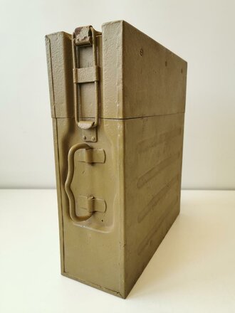 Transportkasten aus Metall Wehrmacht, überlackiertes Stück, ich glaube zu wissen für 3,7cm