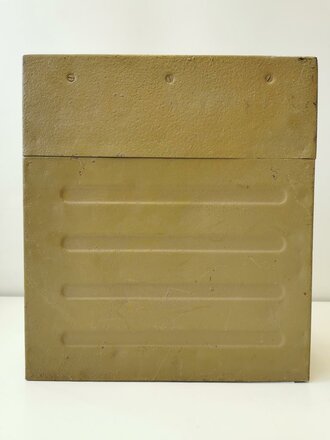 Transportkasten aus Metall Wehrmacht, überlackiertes Stück, ich glaube zu wissen für 3,7cm