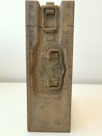 Transportkasten aus Metall Wehrmacht, für 2 Stück 20mm Flak Magazine, Originallack, ungereinigtes Stück