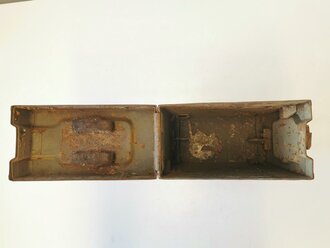 Transportkasten aus Metall Wehrmacht, für 2 Stück 20mm Flak Magazine, Originallack, ungereinigtes Stück