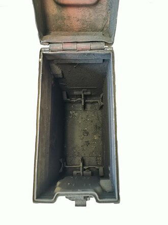 Transportkasten aus Metall Wehrmacht, für 2 Stück 20mm Flak Magazine, Originallack, ungereinigtes Stück, Deckelscharnier verzogen, Schliesst nicht richtig
