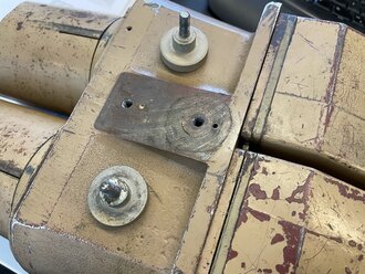 Flakfernrohr D.F. 10 x 80 der Wehrmacht. sandfarbener Originallack, klare Durchsicht. Guter Gesamtzustand, ungereinigtes Stück