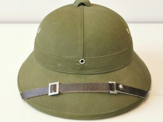 North Vietnamese Army / Viet Cong sun helmet, Vietnam war era, very good condition