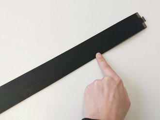 Koppelriemen für Parteiverbände aus schwarzem Ersatzmaterial. Ungetragenes Stück, Gesamtlänge 102cm