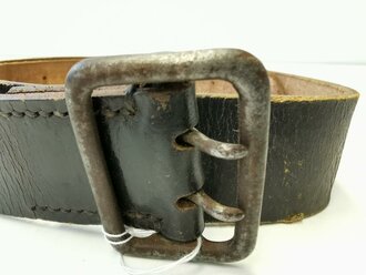 III.Reich, Zweidornkoppel für Offiziere, schwarzes Leder mit Reichsbetriebsnummer, Gesamtlänge 102cm