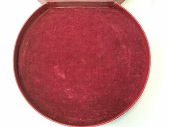 Rote Pappschachtel für eine Feldbinde aus der Zeit des III.Reich. Zum Teil restauriert und geklebt