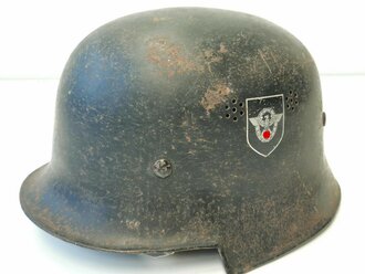 Stahlhelm Polizei III.Reich. Schwarzer Originallack, beide Embleme vollständig, ungereinigtes Stück in gutem Zustand