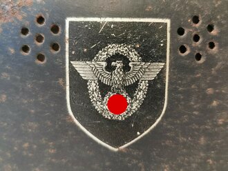 Stahlhelm Polizei III.Reich. Schwarzer Originallack, beide Embleme vollständig, ungereinigtes Stück in gutem Zustand