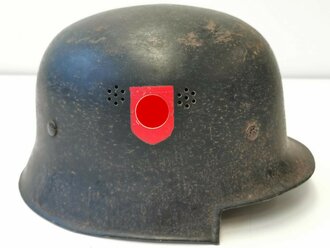 Stahlhelm Polizei III.Reich. Schwarzer Originallack, beide Embleme vollständig, ungereinigtes Stück in gutem Zustand