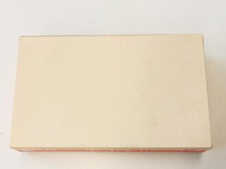 Pappaufsteller "Crüwell Tabak" mit Schaupackung. Aufgestellte Höhe 35,5cm. Sie erhalten 1 ungebrauchtes Set aus der originalen Umverpackung. Datierung ist mir hier leider nicht möglich, 30-60iger Jahre ?