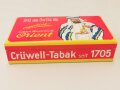 Pappaufsteller "Crüwell Tabak" mit Schaupackung. Aufgestellte Höhe 35,5cm. Sie erhalten 1 ungebrauchtes Set aus der originalen Umverpackung. Datierung ist mir hier leider nicht möglich, 30-60iger Jahre ?