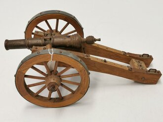 Holzmodell einer Kanone auf Lafette. Voll beweglich, Durchmesser der Räder 12cm
