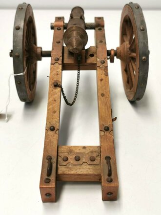 Holzmodell einer Kanone auf Lafette. Voll beweglich, Durchmesser der Räder 12cm