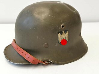 Leichtmetallhelm Heer für Paradezwecke. Originallack, beide Abzeichen vollständig erhalten, beim Adlerschild ein Kratzer. Seltenes Stück