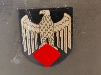 Leichtmetallhelm Heer für Paradezwecke. Originallack, beide Abzeichen vollständig erhalten, beim Adlerschild ein Kratzer. Seltenes Stück
