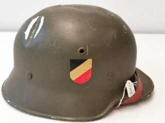 Leichtmetallhelm Heer für Paradezwecke. Originallack, beide Abzeichen vollständig erhalten, beim Adlerschild ein Kratzer. Seltenes Stück