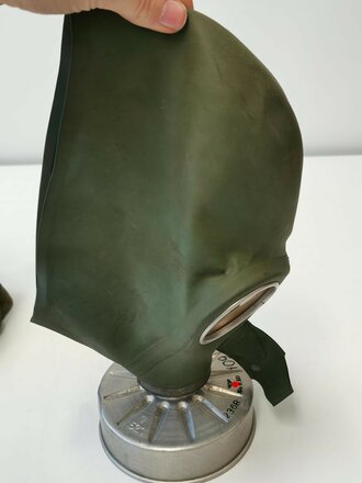 Luftschutz Volksgasmaske VM37 in Bereitschaftsbüchse aus Pappe, Original " Vupa"