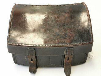 Tasche für Signalpatronen zur Leuchtpistole 42 der Reichswehr und frühen Wehrmacht. Getragenes Stück, guter Zustand, datiert 1937