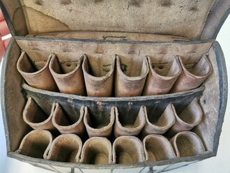 Tasche für Signalpatronen zur Leuchtpistole 42 der Reichswehr und frühen Wehrmacht. Getragenes Stück, guter Zustand, datiert 1937