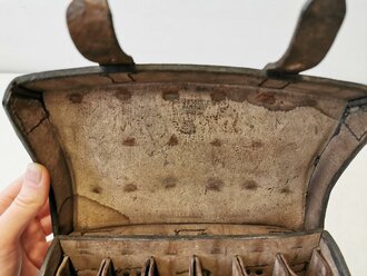 Tasche für Signalpatronen zur Leuchtpistole 42 der Reichswehr und frühen Wehrmacht. Getragenes Stück, guter Zustand, datiert 1937