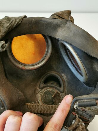 Gasmaske Wehrmacht in Bereitschaftsbüchse Modell 1938, dise datiert 1942. Ungereinigtes Set