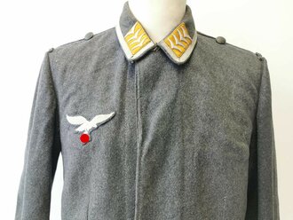 Luftwaffe Fliegerbluse für einen Angehörigen des fliegenden Personal . Kragenspiegel und Litze original , Brustadler neuzeitlich vernäht.Getragenes Kammerstück in gutem Zustand