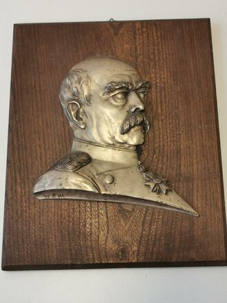 Reichskanzler Fürst Otto von Bismarck , versilbertes Spritzgussrelief auf Holzplatte, diese 25 x 30cm