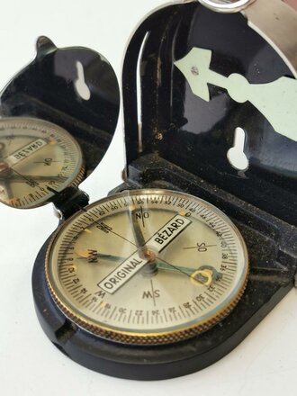 Bezard Kompass, es handelt sich hier wohl um ein Armeemodell der 30iger Jahre. Guter Zustand, in zugehöriger Ledertasche