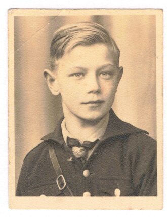 Passbild eines Angehörigen der Hitler Jugend in Winteruniform. Maße 4,5 x 6cm