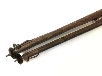 Dreibein für Maschinengewehr der Wehrmacht zur Fliegerabwehr. Reste des sandfarbenen Originallack, gängig