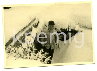Fünf Aufnahmen von Angehörigen des Heeres in Wintertarn bekleidung in ihren Feldstellungen, maße 7 x 10cm