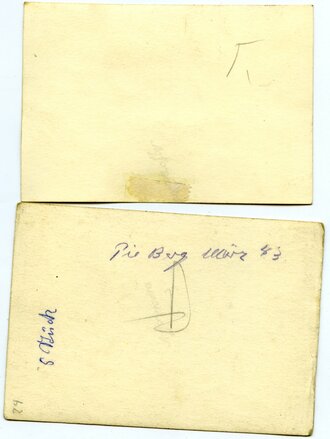 Acht Aufnahmen von Angehörigen des Heeres in Wintertarn bekleidung in ihren Feldstellungen und auf dem Marsch, maße 7 x 10cm