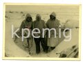 Sieben Aufnahmen von Angehörigen des Heeres in Wintertarn bekleidung in ihren Feldstellungen, maße 7 x 10cm