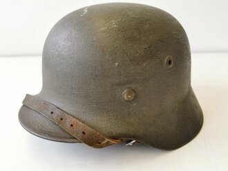 Heer, Stahlhelm Modell 1935, zeitgenössisch überlackiertes Stück, danach deutlich weitergetragen. Die  Nieten waren nie offen