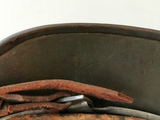 Heer, Stahlhelm Modell 1935, zeitgenössisch überlackiertes Stück, danach deutlich weitergetragen. Die  Nieten waren nie offen