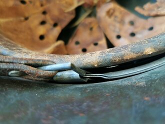 Heer, Stahlhelm Modell 1935, zeitgenössisch überlackiertes Stück, danach deutlich weitergetragen. Die  Nieten waren nie offen