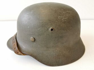 Heer, Stahlhelm Modell 1935, zeitgenössisch überlackiertes Stück, danach deutlich weitergetragen. Die  Nieten waren nie offen