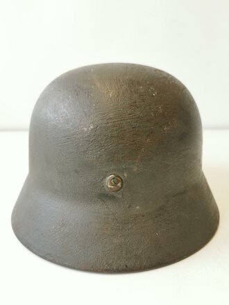 Heer, Stahlhelm Modell 1935, zeitgenössisch überlackiertes Stück, danach deutlich weitergetragen. Die  Nieten waren nie offen