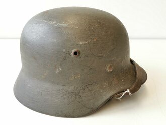 Heer, Stahlhelm Modell 1935, zeitgenössisch überlackiertes Stück, danach deutlich weitergetragen. Die  Nieten waren nie offen