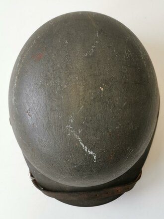 Heer, Stahlhelm Modell 1935, zeitgenössisch überlackiertes Stück, danach deutlich weitergetragen. Die  Nieten waren nie offen