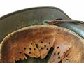 Heer, Stahlhelm Modell 1935, zeitgenössisch überlackiertes Stück, danach deutlich weitergetragen. Die  Nieten waren nie offen