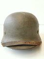 Heer, Stahlhelm Modell 1935, zeitgenössisch überlackiertes Stück, danach deutlich weitergetragen. Die  Nieten waren nie offen