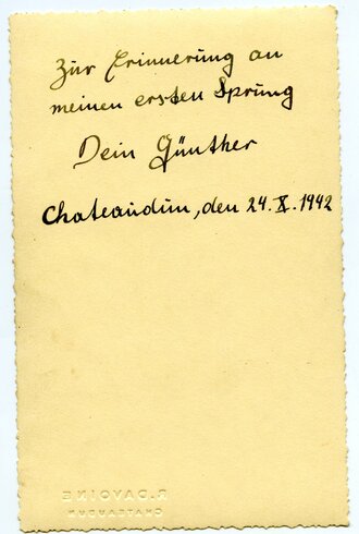 Studioaufnahme eines Angehörigen der Fallschirmtruppe mit sandfarbenem Fallschirmjägerstahlhelm und frühem Kochensack, Aufgenommen in Chateaudun, Maße 9 x 14cm