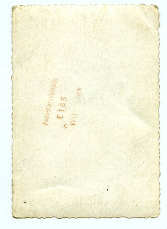 Aufnahme eines Angehörigen der Fallschirmtruppe mit frühem Kochensack und Fallschimägerstiefeln,  Maße 6 x 9cm