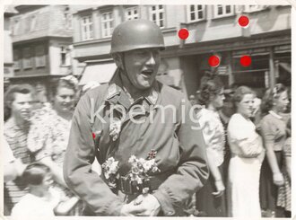 Aufnahme eines Leutnant der Fallschirmtruppe mit frühem Kochensack und Eisernen Kreuz I. Kl., Maße 8 x 12cm