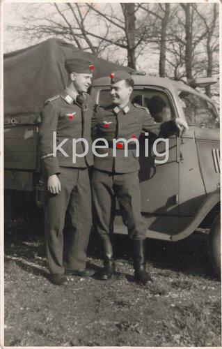 Aufnahme zweier Angehöriger der Division Hermann Göring vor einem LKW,  Maße 8 x 13cm