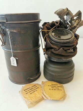 Reichswehr, Gasmaske in Bereitschaftsbüchse. Kammermäßig modifizierte Stücke aus dem 1. Weltkrieg in gutem Zustand